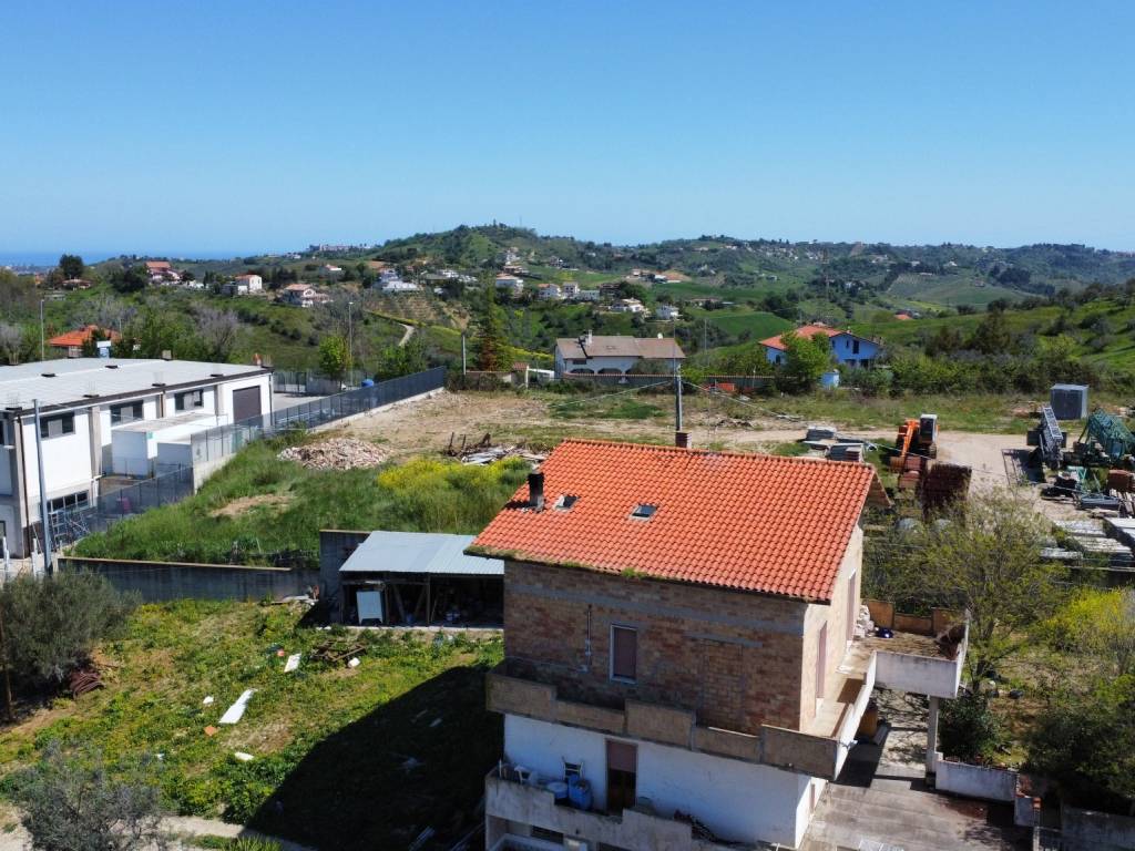 Vendesi casa con terreno a Spoltore Pescara