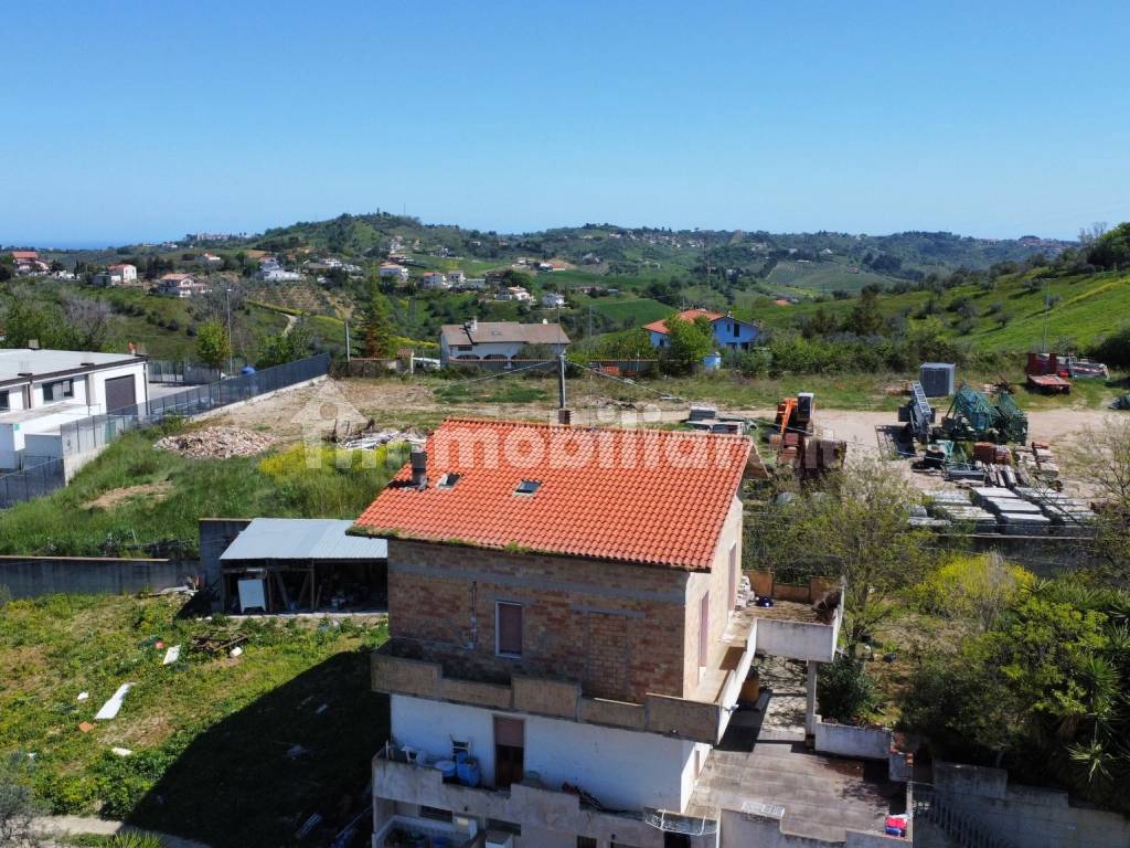 Vendesi casa con terreno a Spoltore Pescara