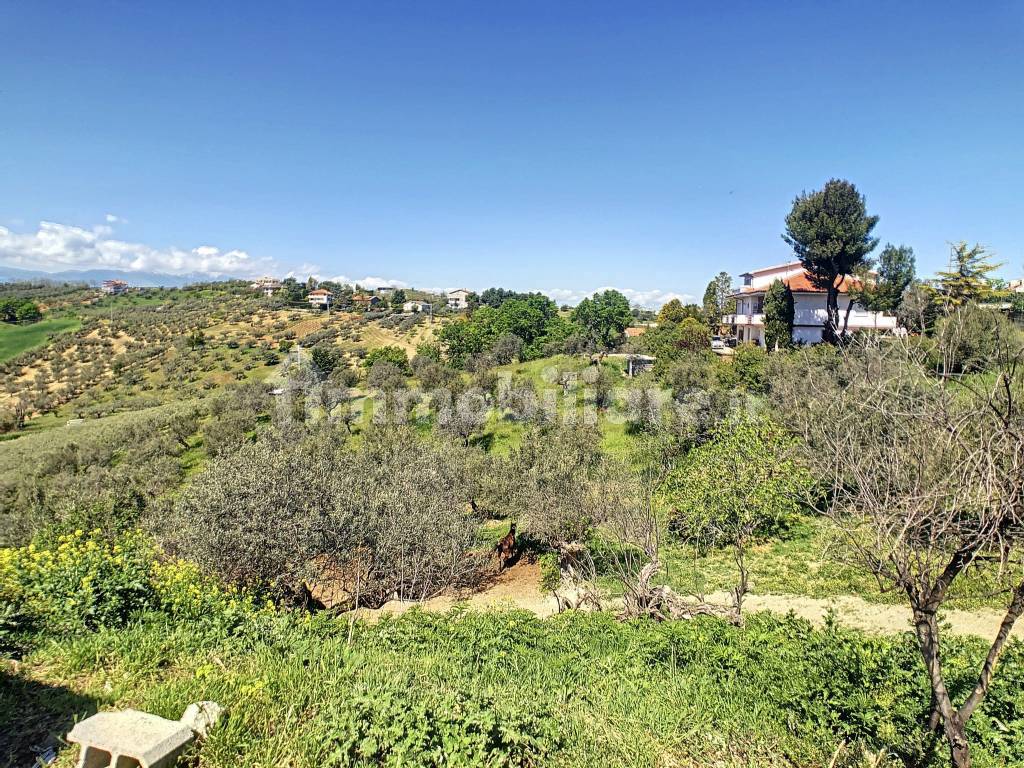 Vendesi casa con terreno a Spoltore Pescara