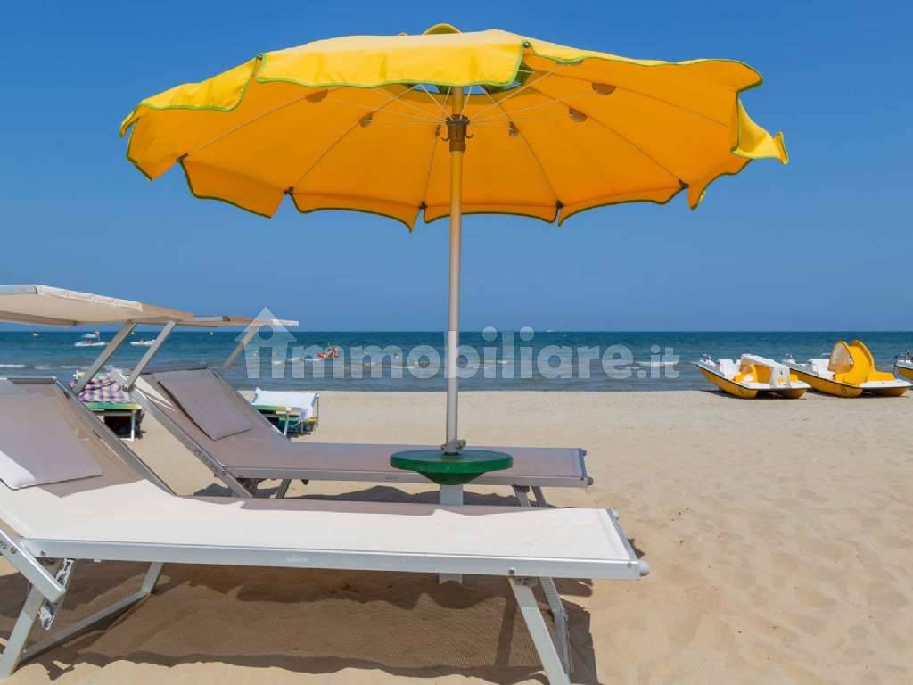 spiaggia-rimini-ombrelloni