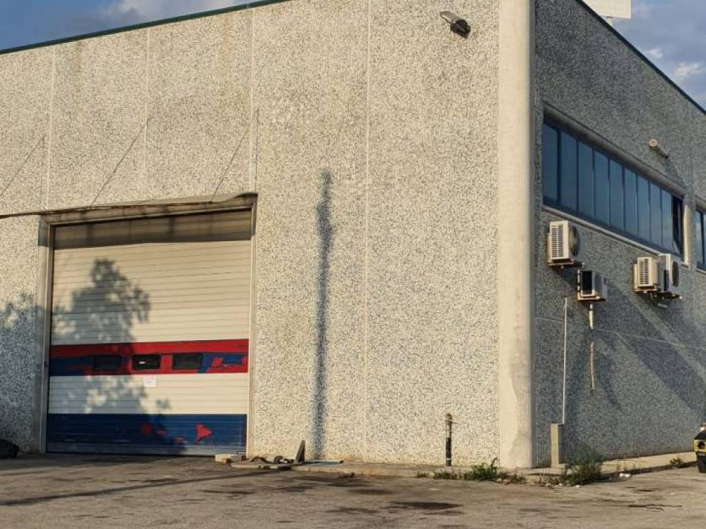 Capannone via dell'industria, paganica - tempera, l'aquila
