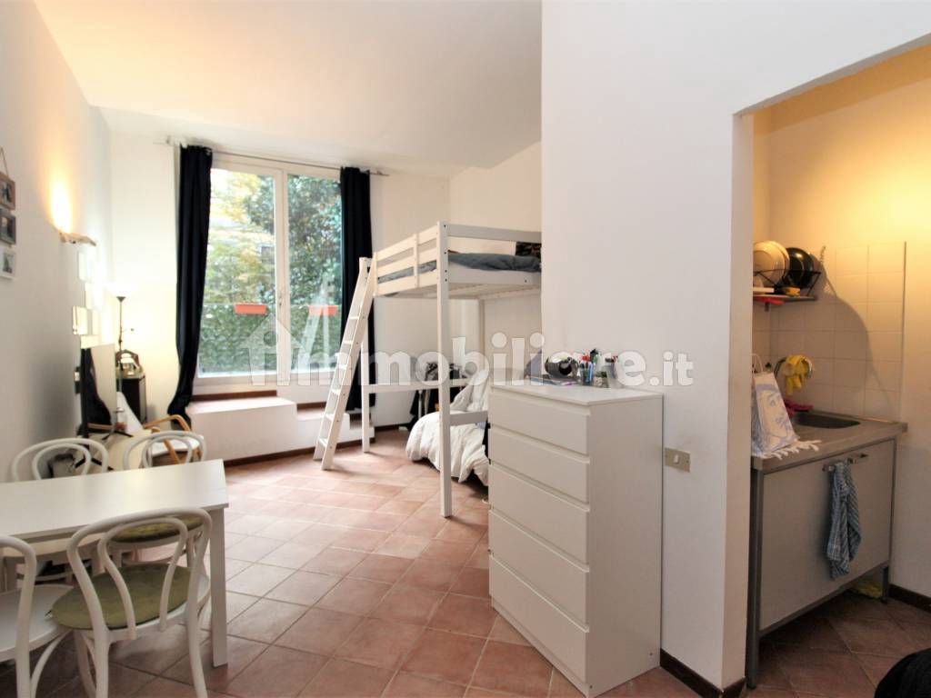 Rent Apartment Milan. Studio in via Alfonso La.... Good condition, first floor, with terrace