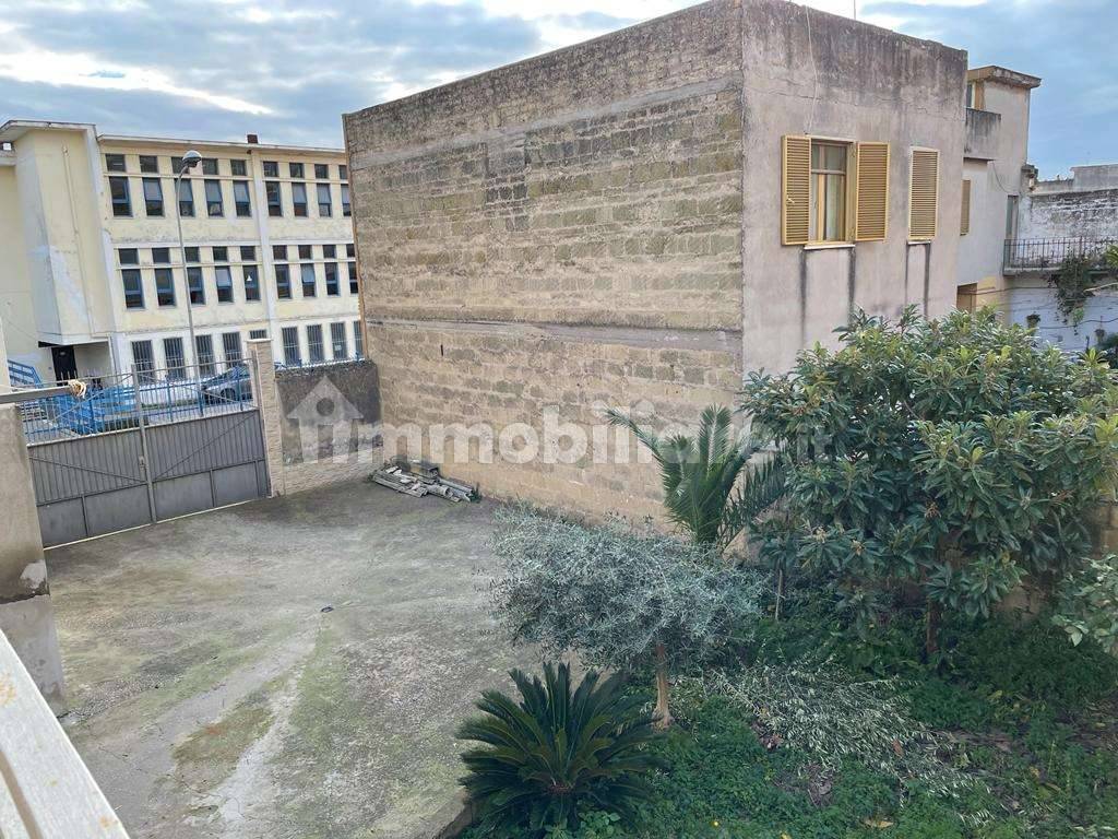 Cortile pavimentato e piantumato