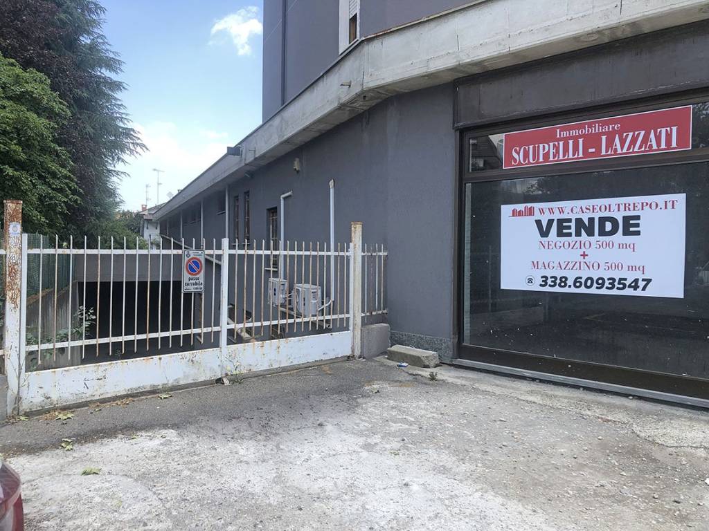 DETTAGLIO VETRINA AD ANGOLO