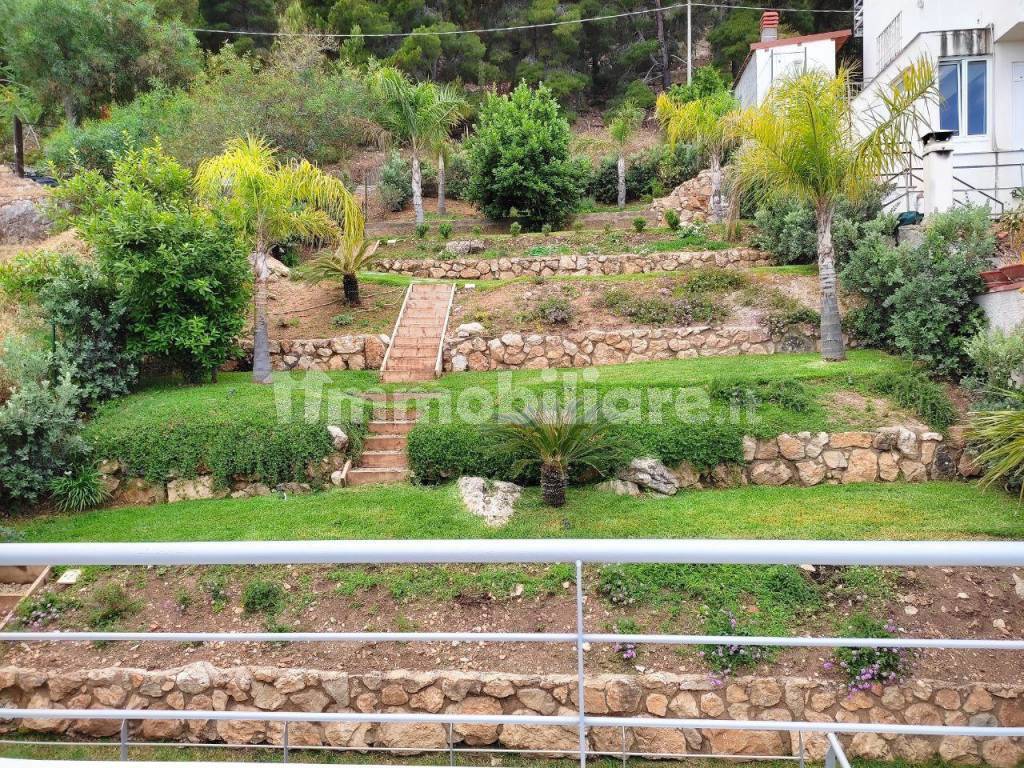 Vista diurna del giardino