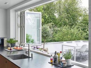 cucina con finestra sotto lavello