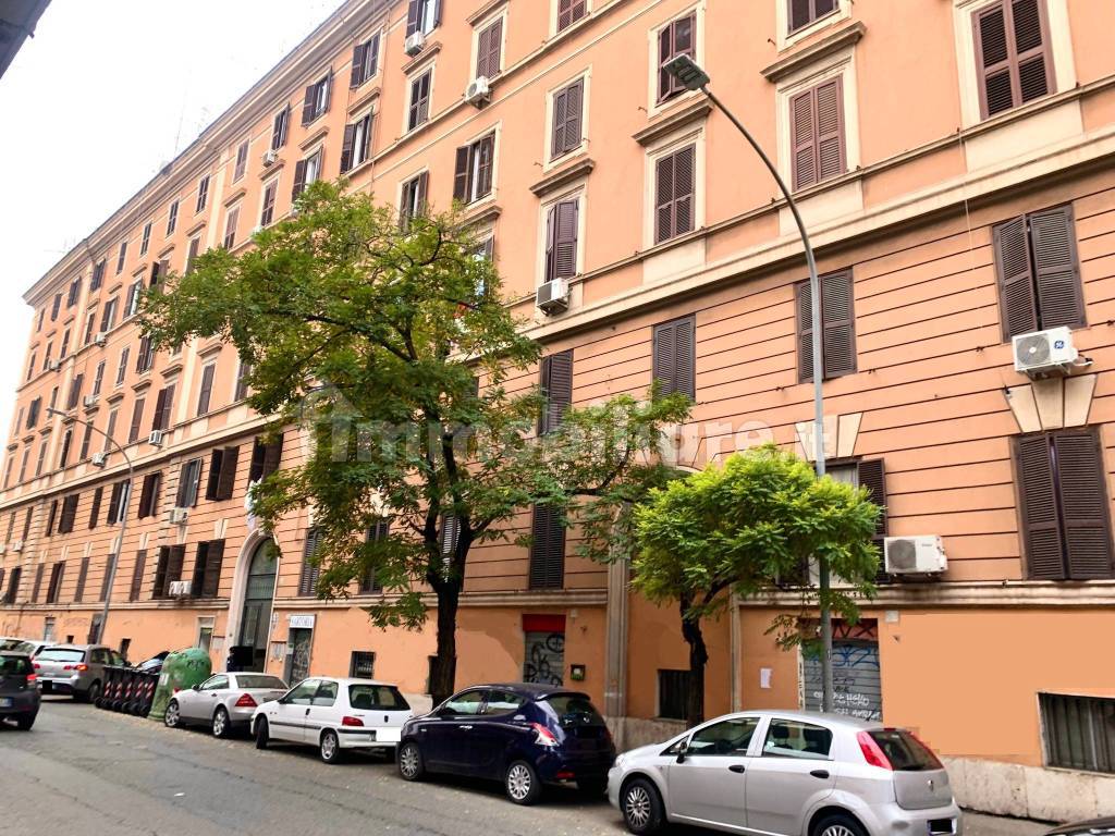 Vendita Appartamento Roma. Trilocale in viale dello Scalo.... Buono stato, secondo piano, con