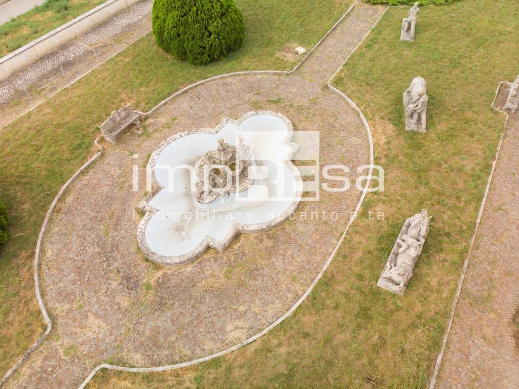 Vista drone giardino fronte strada