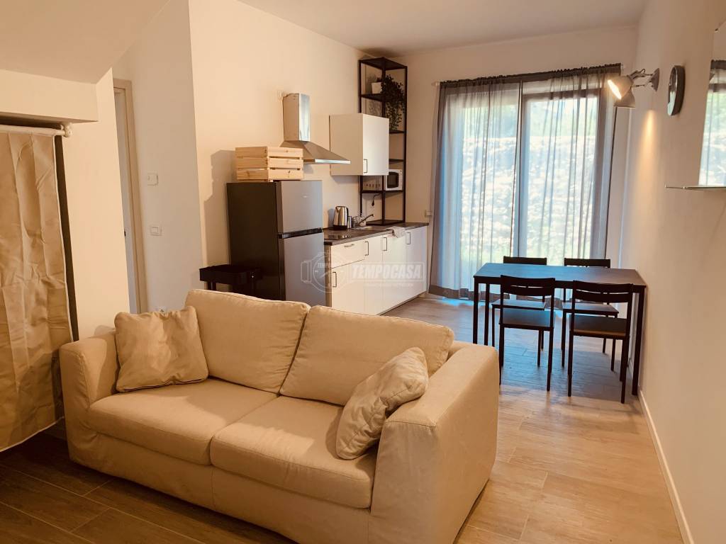 Affitto Appartamento Bardolino. Bilocale in viale Dante Alighieri 13.  Nuovo, primo piano, riscaldamento autonomo, rif. 97612488