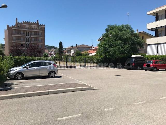 parcheggio esterno