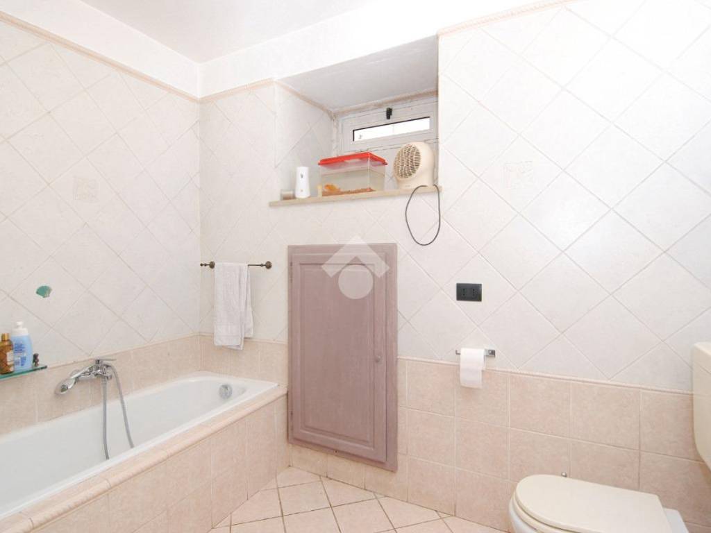 bagno finestrato con vasca al piano inferiore