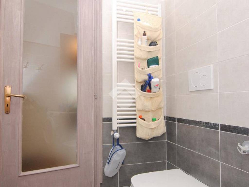 bagno finestrato con doccia in muratura al piano superiore