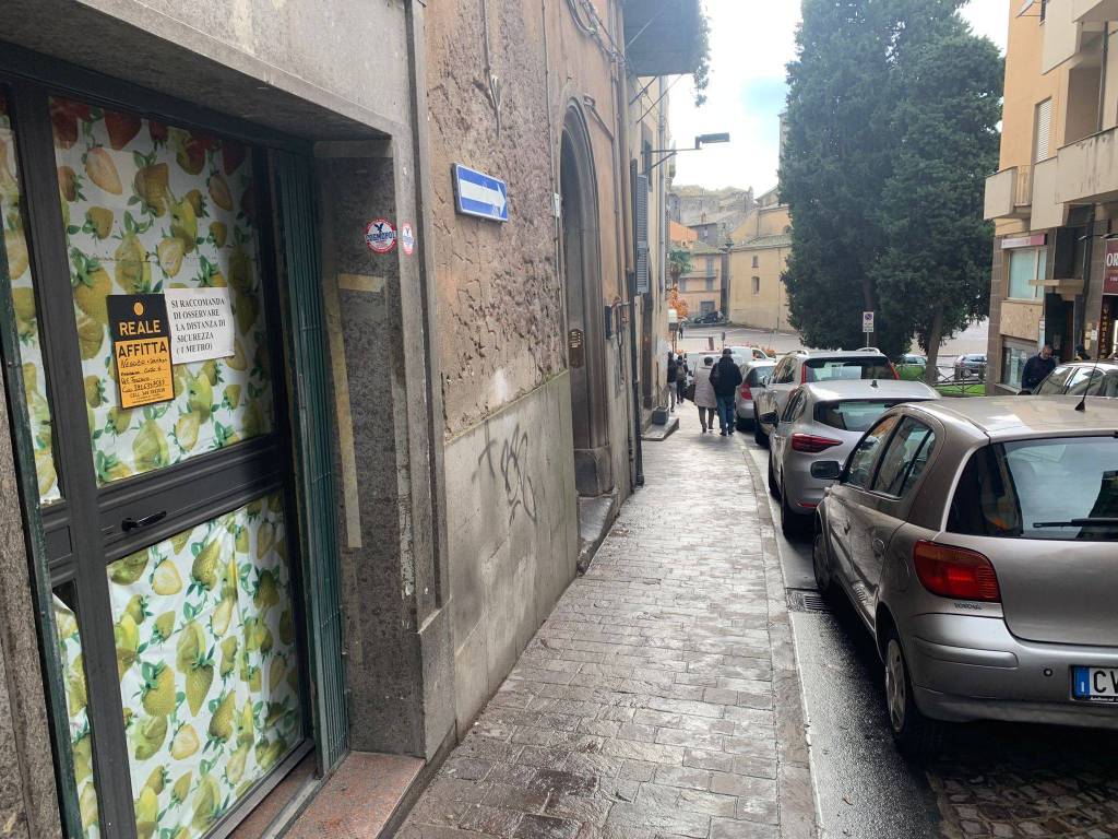 Locale commerciale via benedetto cairoli, sacrario - piazza della rocca, viterbo