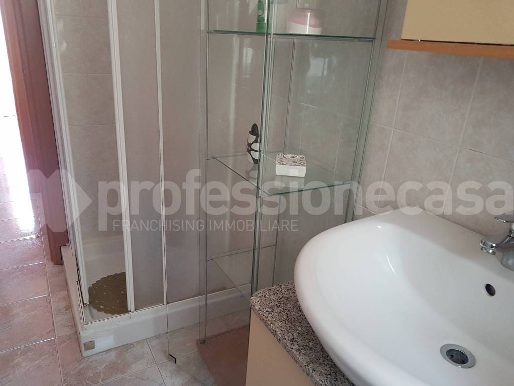 Bagno con box doccia