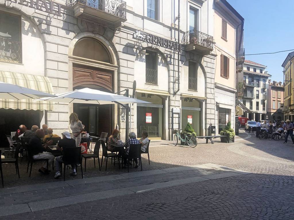 VETRINE ESPOSIZIONE IN VIA EMILIA