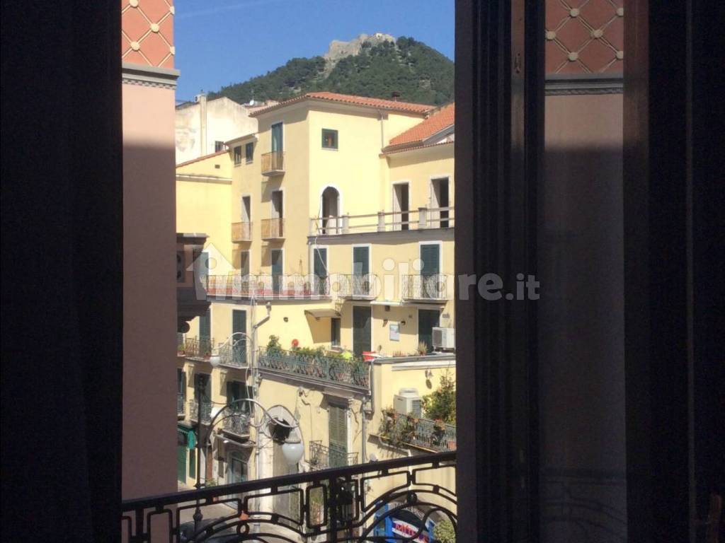 Rent Apartment Salerno. 2room flat in via Roma 33. Second floor, with