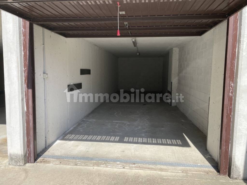 Garage - Box via Marco Polo 11, Locate Varesino, Rif. 83163433 -  Immobiliare.it