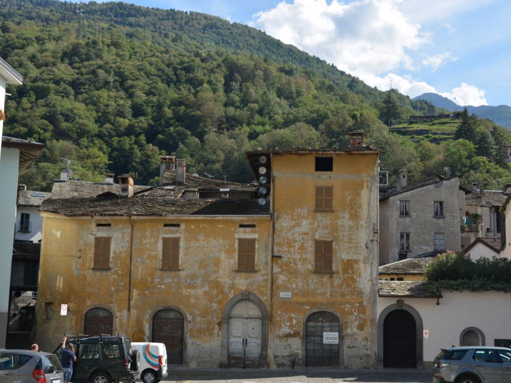 fronte su piazza San Giovanni