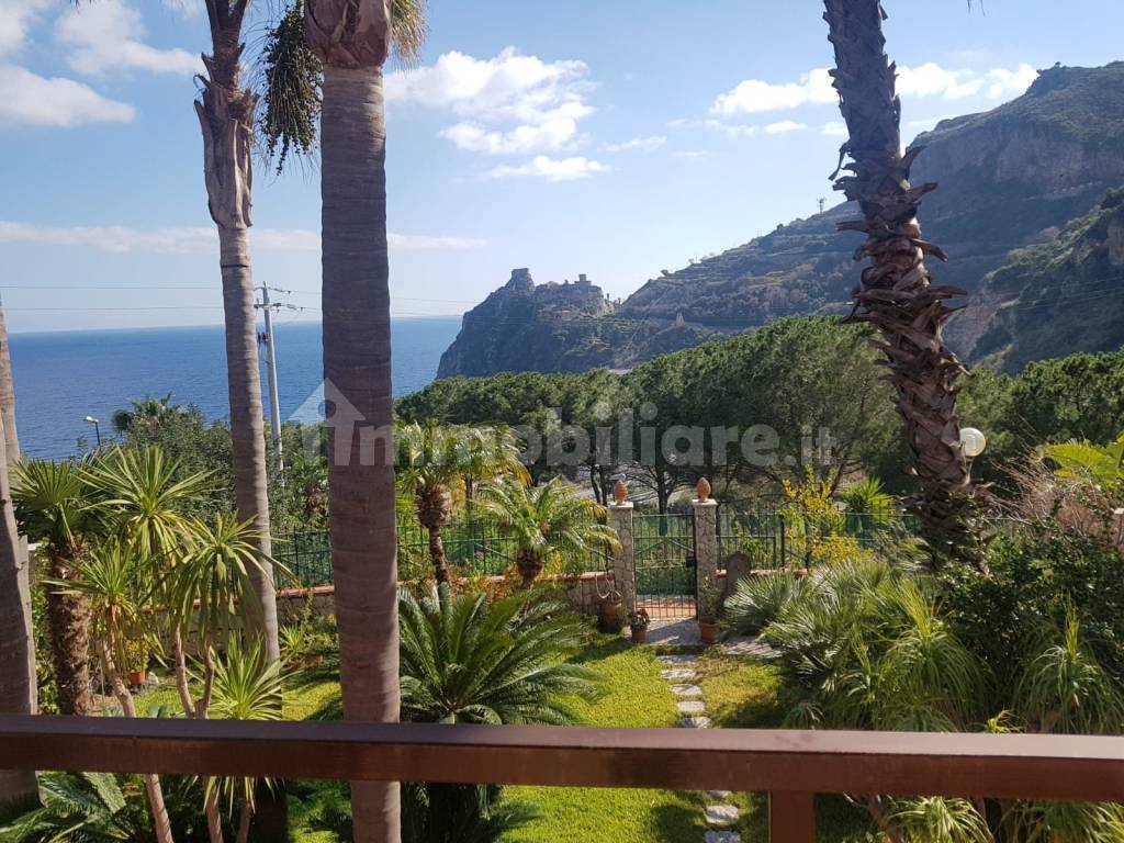 Vendita Appartamento Sant'Alessio Siculo. Trilocale in via Consolare