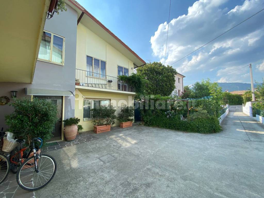 Vendita Villa plurifamiliare in via San Vito Bassano del Grappa. Buono