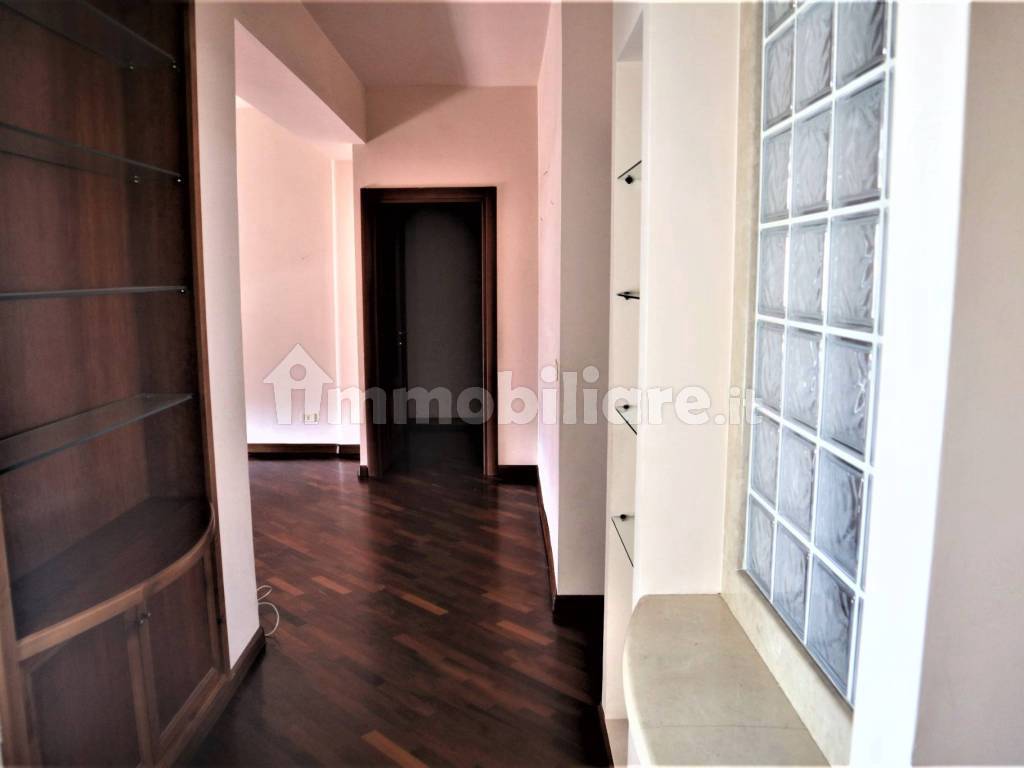 Rent Apartment Catania. 3room flat in via Lago di Nicito 3. Excellent