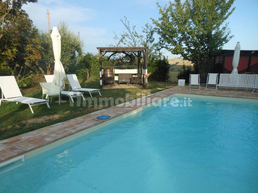 esterno con piscina