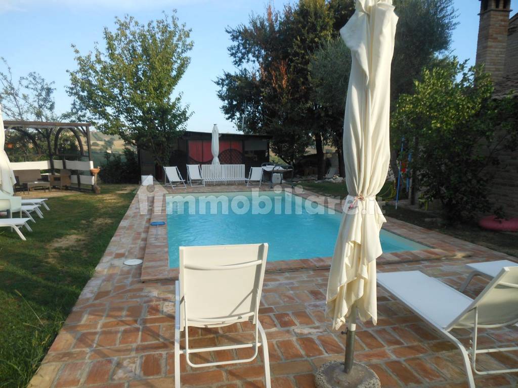 esterno con piscina