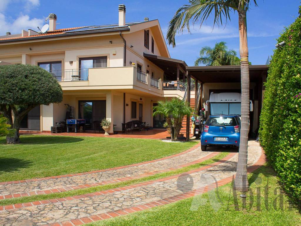 Vendita Villa bifamiliare in Strada Panoramica dello Stretto Messina.  Ottimo stato, posto auto, con terrazza, riscaldamento autonomo, 361 m²,  rif. 98166346