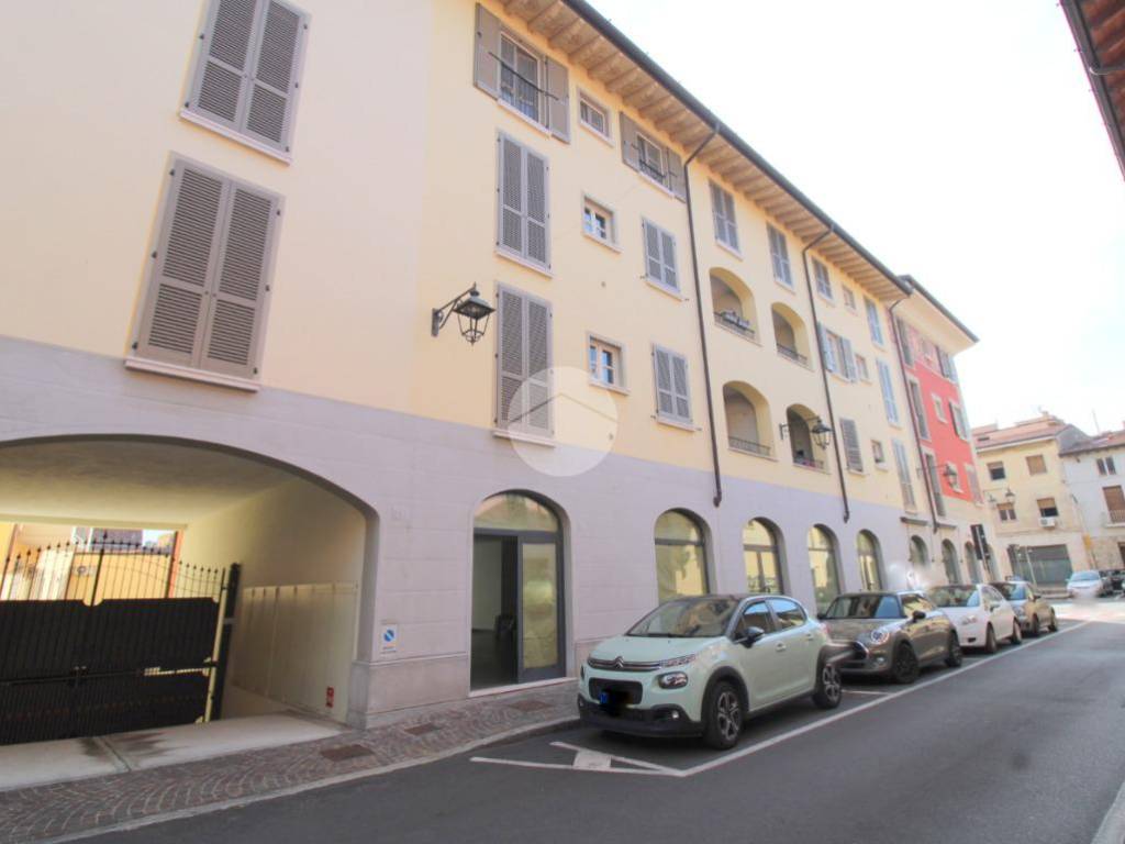 Locale commerciale via abate angelini, centro, rovato