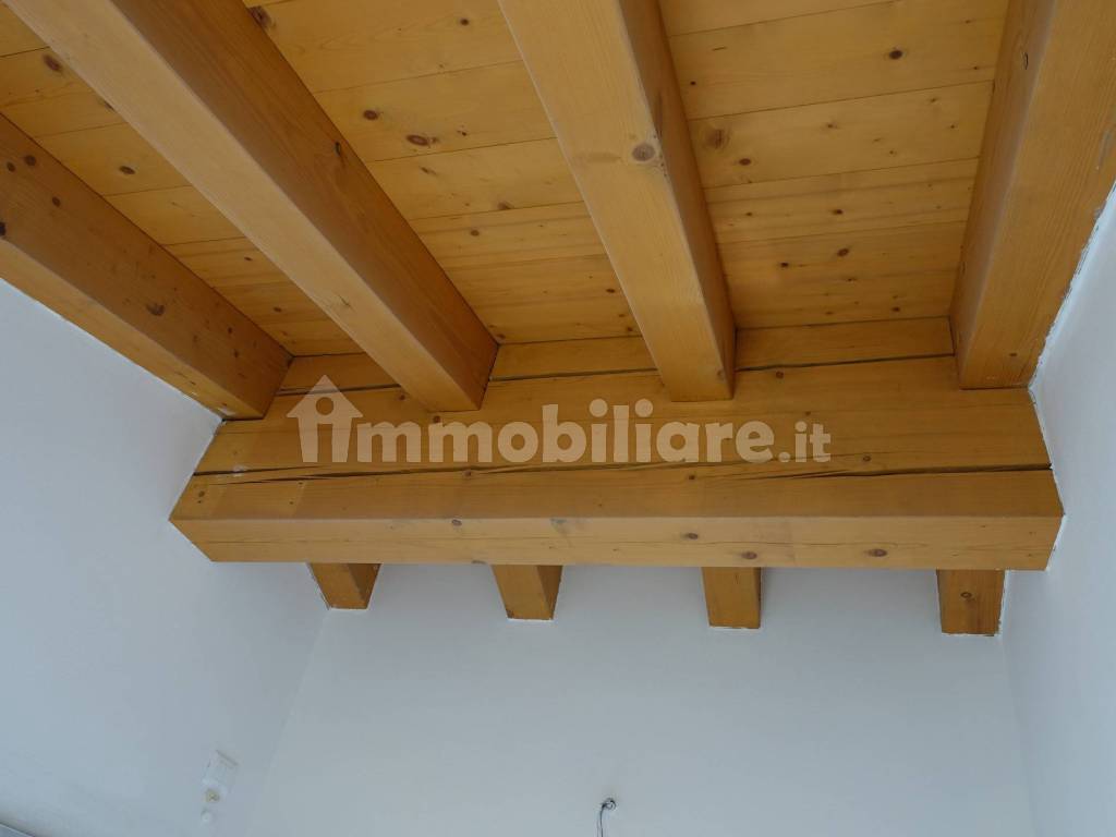 Dettaglio soffitto legno