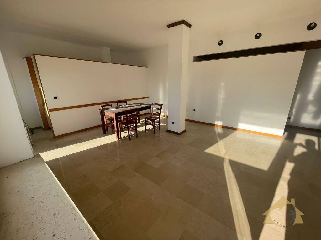 Rent Apartment Pescara. 4room flat, Good condition, seventh floor