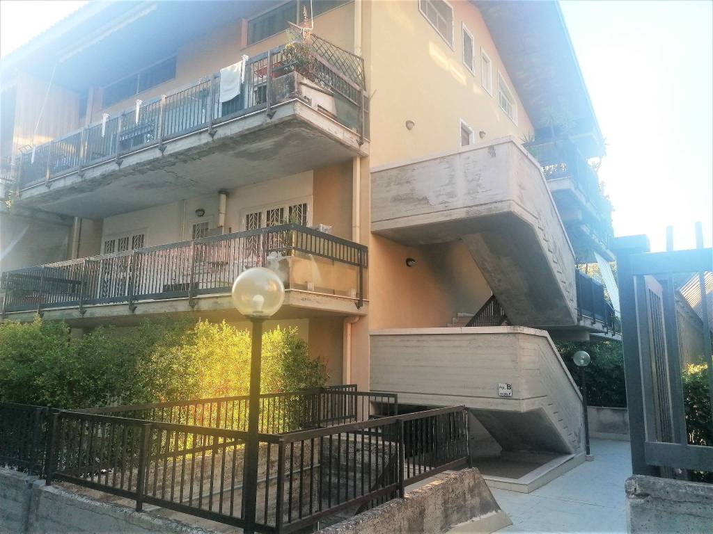 Verkauf Wohnung Sant'Agata li Battiati. Dreizimmerwohnung in piazza