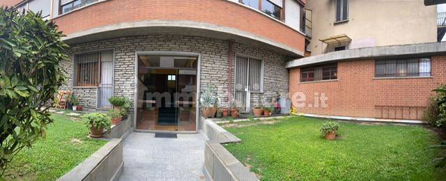 stabile con giardino condominiale