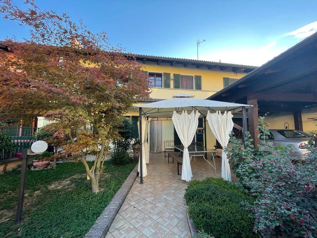 Vendita Villa unifamiliare in via Oscar Milano Sanfrè. Ottimo stato, posto  auto, con balcone, riscaldamento autonomo, 150 m², rif. 98385852