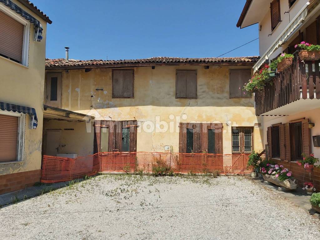 Vendita Rustico in via Udine 3 Cormons. Da ristrutturare, posto auto