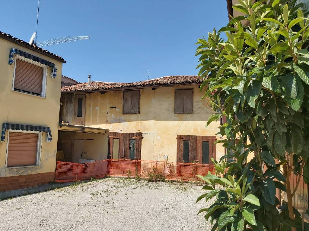Vendita Rustico in via Udine 3 Cormons. Da ristrutturare, posto auto
