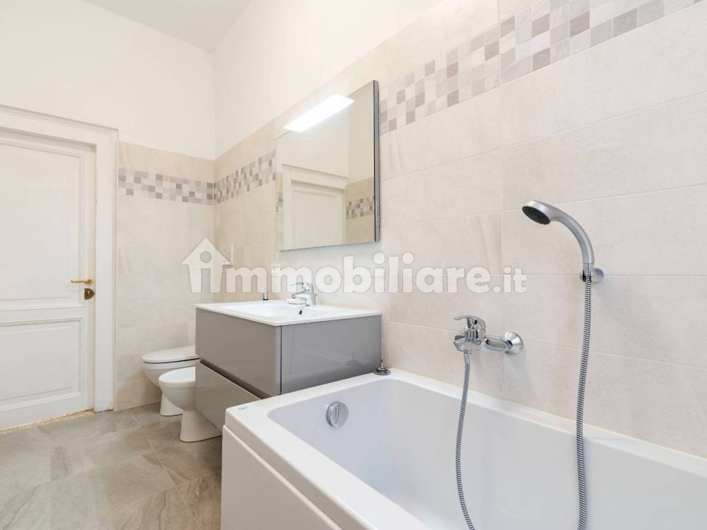 Bagno con vasca e finestra