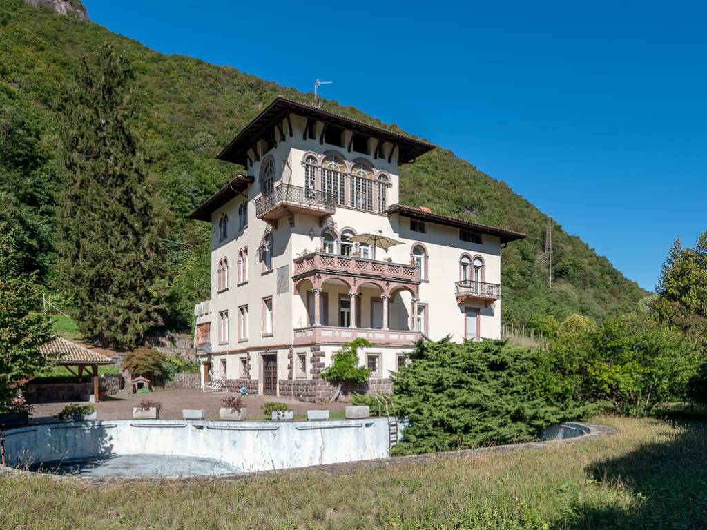 Villa signorile con fascino antico e ampio terreno privato - Foto 1