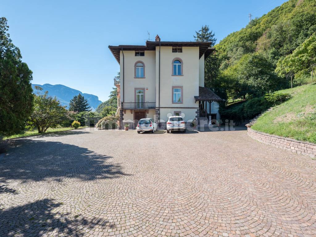 Villa signorile con fascino antico e ampio terreno privato - Foto 3