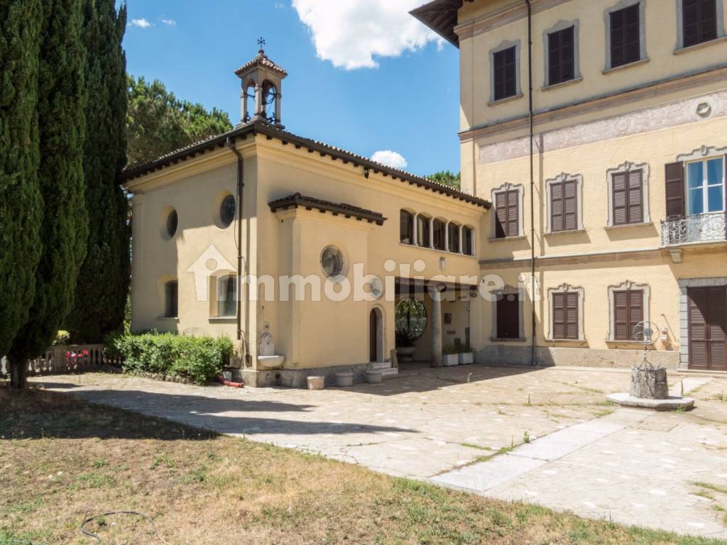 cortile con vista chiesetta