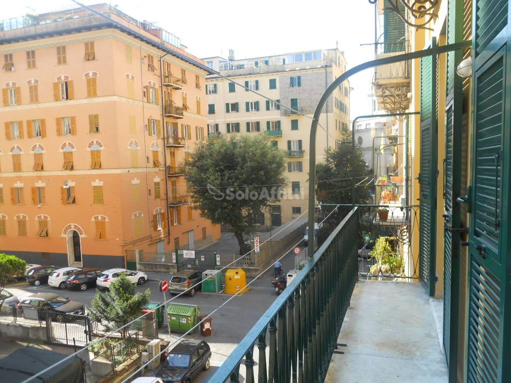 Rent Apartment Genoa. Good condition, second floor, with balcony