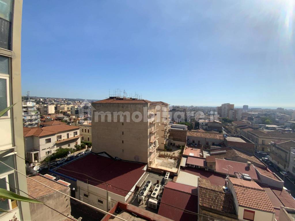 Vendita Appartamento Catania. Trilocale in via Stazzone 225. Buono stato, sesto piano, con