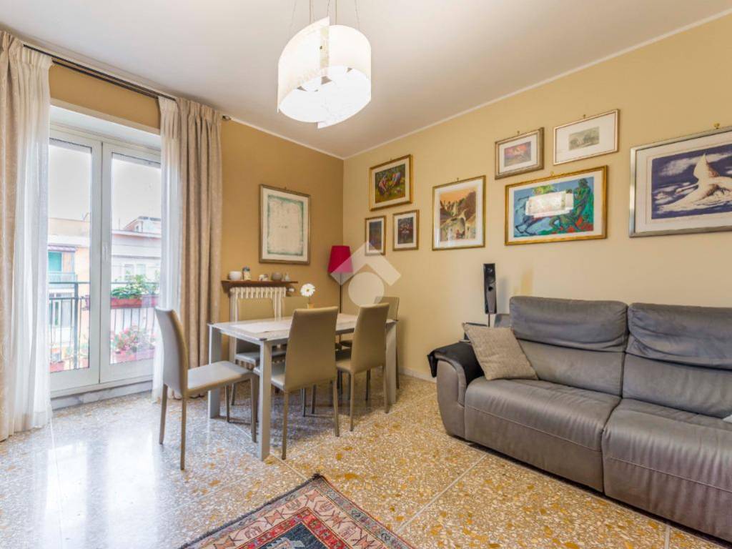 Vendita Appartamento Roma. Trilocale in via Valdinievole 109. Buono ...