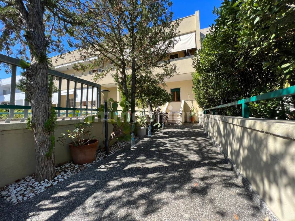 Vendita Villa bifamiliare in via Lequile 147 Lecce. Buono stato, posto