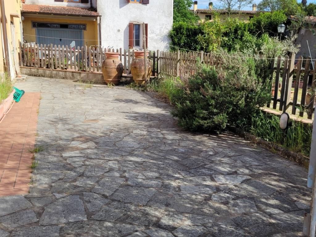 Reggello - Olmo vendesi bifamiliare con giardino