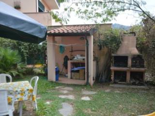 area verde con barbecue