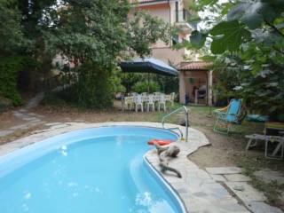 piscina con zona barbecue