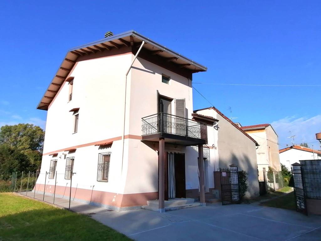 Vendita Villa unifamiliare Rivarolo del Re ed Uniti. Posto auto, con terrazza, 284 m², rif. 98741096