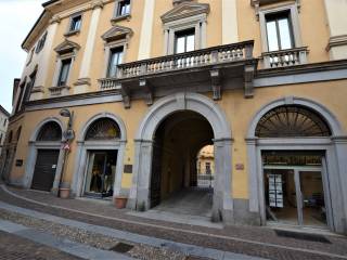 FACCIATA SU STRADA