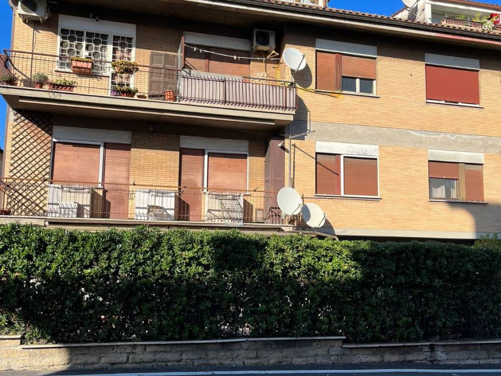 Vendita Appartamento Roma. Monolocale in via Salvatore Lo.... Buono stato,  secondo piano, con balcone, riscaldamento autonomo, rif. 98875588